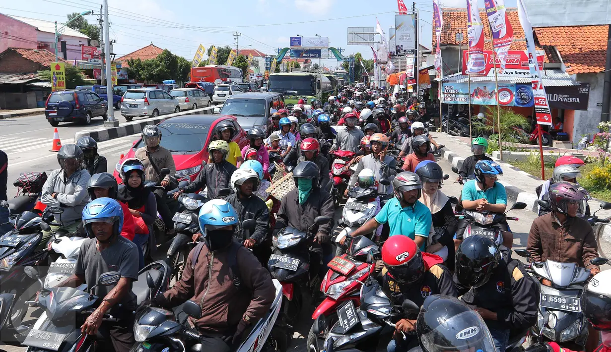 Antrean panjang kendaraan di jalur alteri Brebes Timur, Jawa Tengah, Senin (4/7). Petugas menambah jangkauan contra flow yang sebelumnya 10 km menjadi 12 km untuk mengurai kemacetan panjang di kawasan tersebut. (Liputan6.com/Angga Yuniar)
