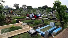 Umat muslim berdoa di makam keluarganya di TPU Karet Bivak, Jakarta, Minggu (14/6/2015). Menjelang bulan Ramadan, umat muslim melakukan ziarah kubur untuk mendoakan keluarga dan kerabatnya yang telah wafat. (Liputan6.com/Helmi Afandi)