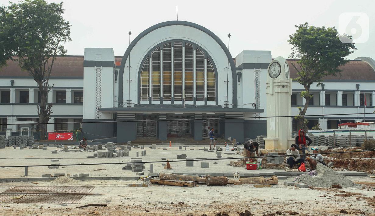 Aktivitas pekerja di Kawasan Kota Tua, Jakarta, Rabu (3/8/2022). Proyek revitalisasi jalur pedestrian di kawasan Kota Tua akan selesai pada Agustus 2022, yang sudah mencapai 98 persen. (Liputan6.com/Herman Zakharia)