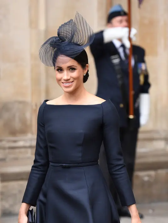 "Salah satunya, Ratu lebih menyukai wanita berpakaian dengan dress atau rok dibandingkan celana," lanjut sumber itu. (Chris J Ratcliffe / AFP)