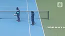 Petugas menyemprotkan cairan disinfektan pada area Lapangan Tennis Outdoor di Kompleks Olahraga GBK (Gelora Bung Karno), Senayan, Jakarta, Kamis (19/3/2020). Penyemprotan untuk mencegah penyebaran Virus Corona Covid-19 di Lingkungan Kompleks Olahraga GBK. (Liputan6.com/Herman Zakharia)