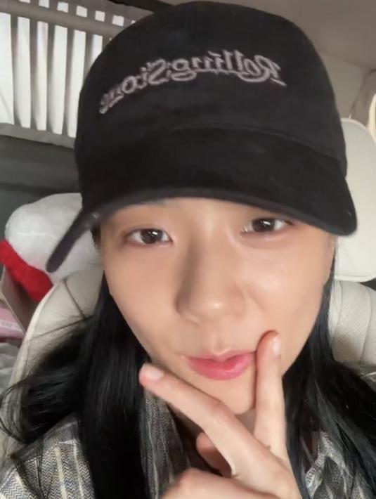 Jisoo mengatakan dia ingin merekam video saat mengendarai sepeda dan meminta Rose melakukan itu bersamanya. Rose juga ikut mengomentari sesi live Jisoo. (Foto: Jisoo Weverse Live via Twitter)