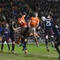 Kemelut terjadi di depan gawang Blackpool saat melawan Arsenal pada laga Piala FA di Stadion Bloomfield Road, Sabtu (5/1). Arsenal menang 3-0 atas Blackpool. (AFP/Paul Ellis)