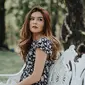 perempuan sedih/photo by joshua rawson harris on unsplash