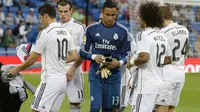 Keylor Navas saat melakukan pemanasan dengan Madrid (GERARD JULIEN / AFP)