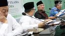 Ketua Dewan Pertimbangan MUI, Din Syamsuddin (kedua kanan) menyampaikan keterangan terkait krisis perdamaian dan keamanan kawasan Timur Tengah di Jakarta, Rabu (7/6). (Liputan6.com/Immanuel Antonius)
