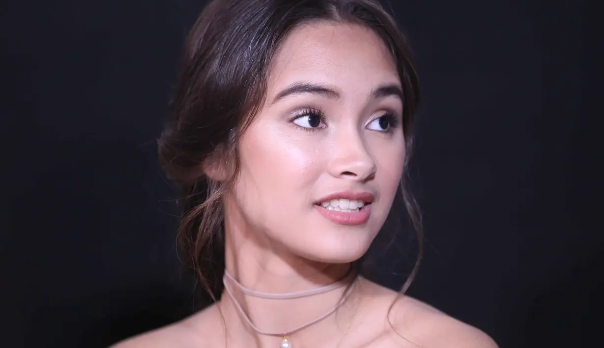 "Aku di sini jadi Via. Dia anak magang di kantor The Guys. Baru masuk tapi ternyata disuka sama bang Radit. Di sini aku pendiam, kayak junior gitu lah. Dia lebih malu dan pendiam," papar Caitlin. (Nurwahyunan/Bintang.com)