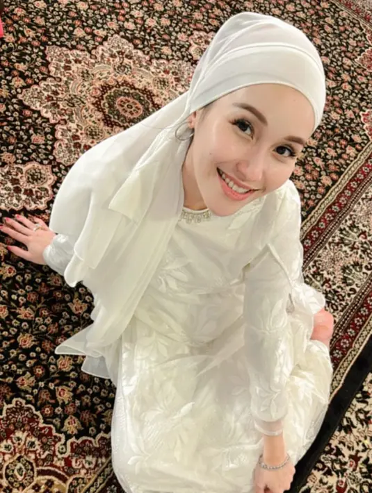 <p>Ia pun tampil mengenakan kerudung bergaya turban yang memerlihatkan anting-anting model hoop kecilnya.&nbsp; [@ayutingting92]</p>