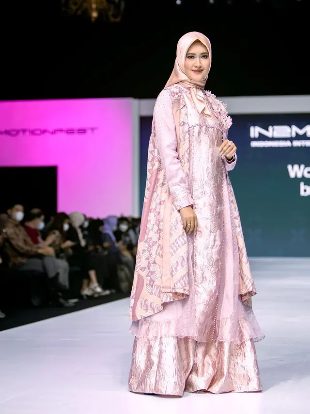 [Fimela] 6 Potret Cantik Lisya Nurrahmi Istri Tommy Kurniawan