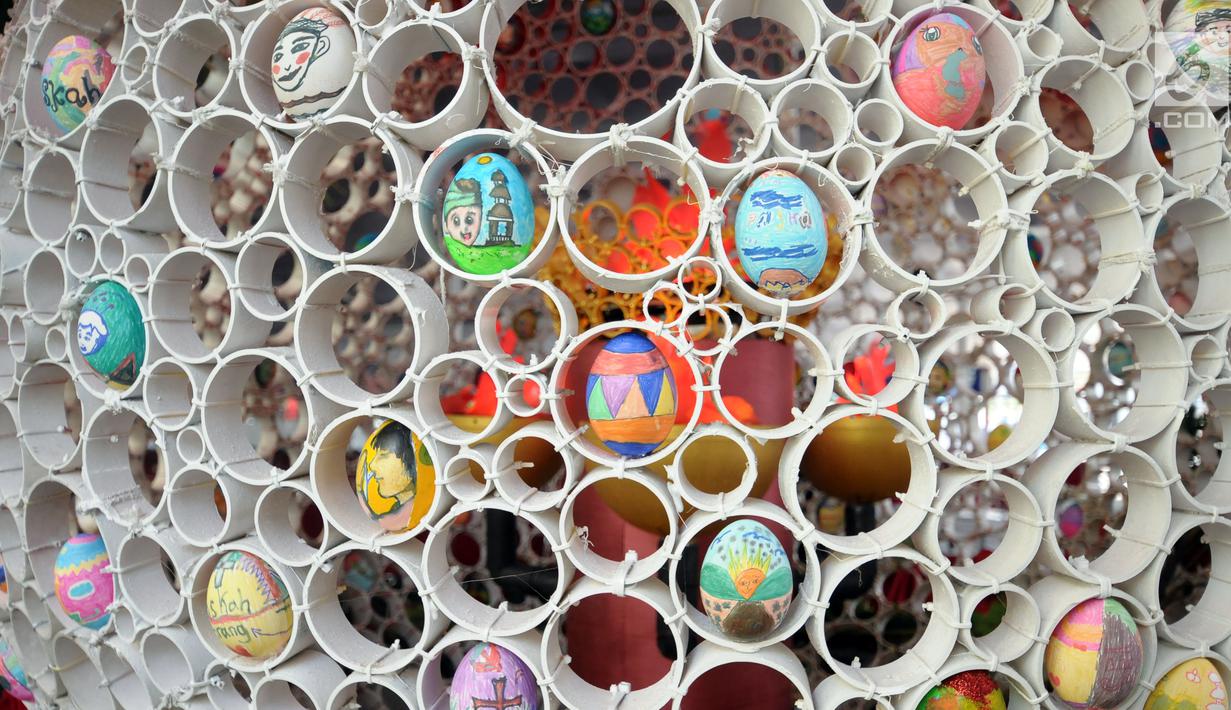 Beberapa telur paskah yang ada pada dekorasi telur paskah raksasa di Gereja Katedral, Jakarta, Minggu (4/1). Telur paskah tersebut dihias dengan tema sila ketiga dalam Pancasila. (Liputan6.com/Helmi Fithriansyah)