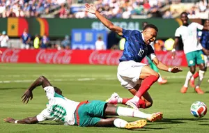 Penyerang Senegal #10, Sadio Mane, dan penyerang Prancis #10 Kylian Mbappe berebut bola pada pertandingan Grup I Piala Dunia 2026 antara Prancis dan Senegal di Stadion New York/New Jersey di East Rutherford pada 17 Juni 2026. (CHARLY TRIBALLEAU/AFP)