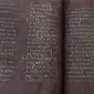 Para ilmuwan umumnya berpikir bahwa ungu Tyrian, yang diekstraksi dari siput laut, digunakan untuk mewarnai lembaran perkamen dari teks suci yang disebut Codex Purpureus Rossanensis. (Rosi Fontana Press Office)