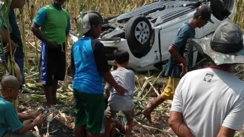 Mobil yang Dipakai Pengutil Barang di sebuah Minimarket di Blora terbalik di Area Persawahan Milik Warga Kabupaten Grobogan Setelah Dikejar-kejar Polisi (Liputan6.com/Ahmad Adirin)