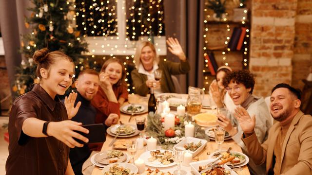 Ilustrasi makan bersama