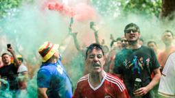 Suporter Wales berpesta setelah Wales menang 3-0 atas Rusia pada laga grup B Piala Eropa 2016 di Stadion Municipal, Toulouse, Selasa (21/6/2016) dini hari WIB. Wales lolos ke 16 Besar. (AFP/Bulent Kilic)