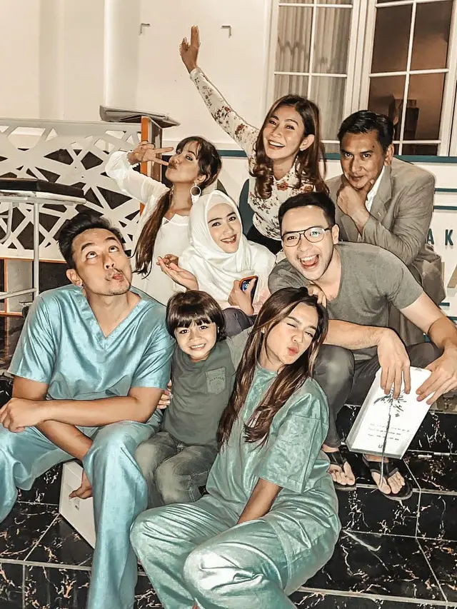 7 Potret Kebersamaan Metta Permadi dengan Pemain Suara Hati Istri: Anjani, Kompak