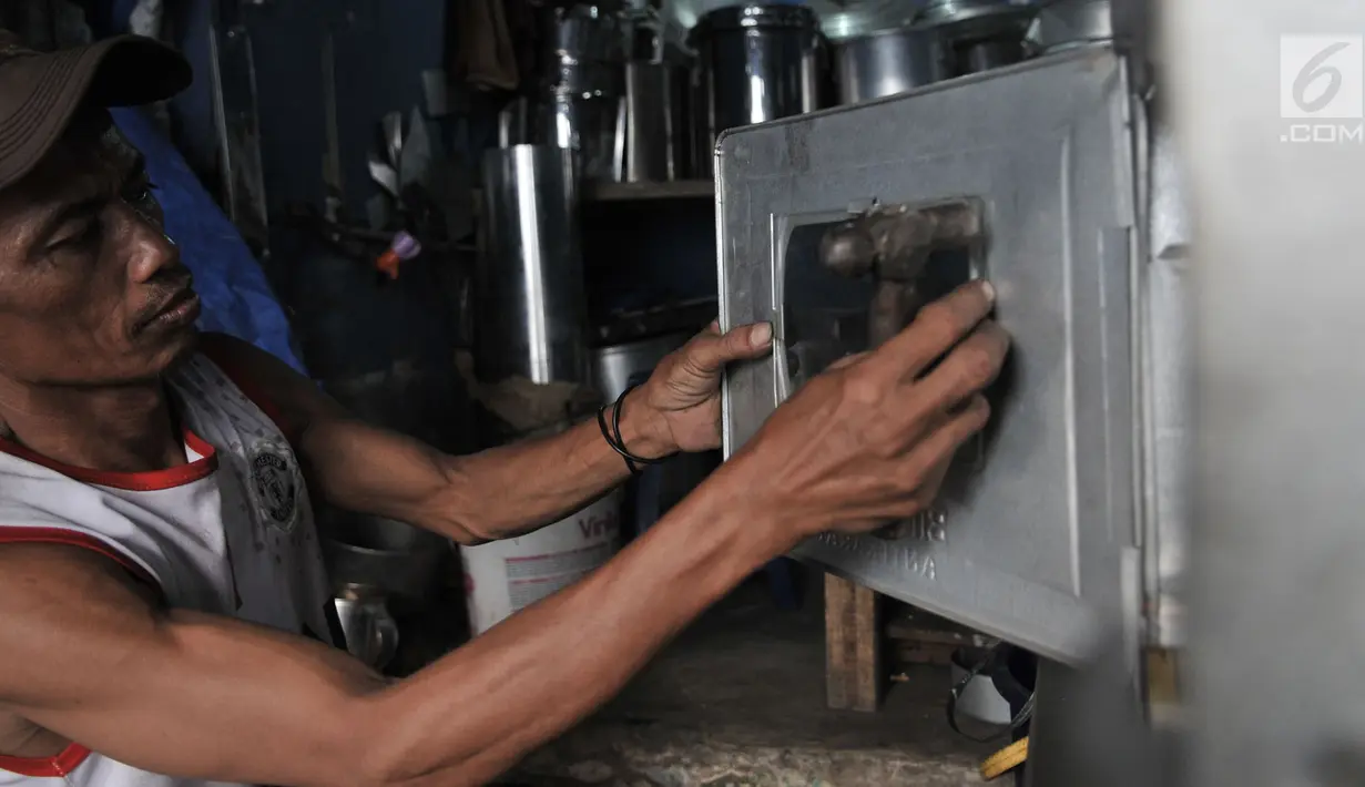 Pekerja menyelesaikan pembuatan oven di salah satu toko kawasan Cawang, Jakarta, Minggu (19/5/2019). Harga oven yang ditawarkan bervariasi dari Rp120 ribu-Rp 2 juta tergantung ukuran dan jenis bahan. (merdeka.com/Iqbal Nugroho)