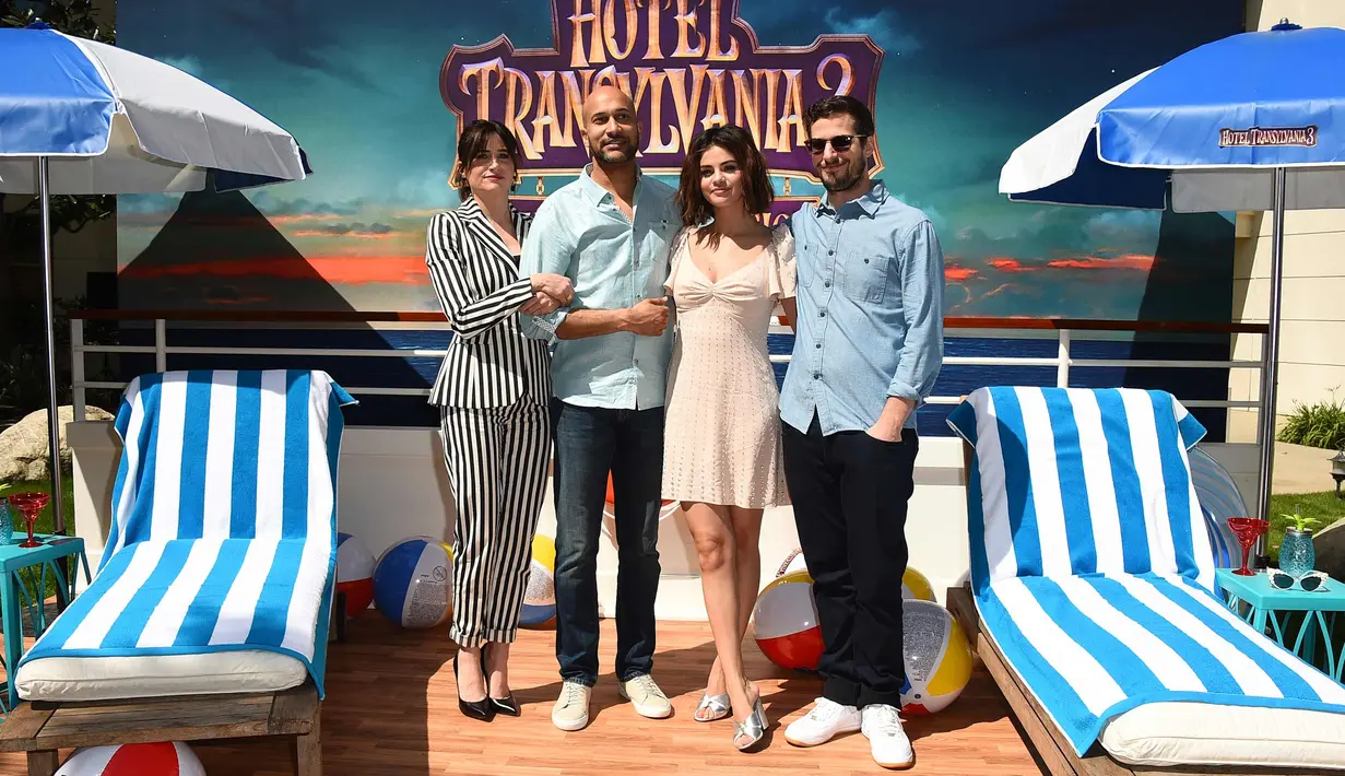 Selena Gomez (kedua kanan) berpose dengan Kathryn Hahn, Keegan-Michael Key dan Andy Samberg saat mempromosikan film terbarunya "Hotel Transylvania 3: Summer Vacation" di Sony Pictures Studios di Culver City, California (11/4). (AP Photo/Jordan Strauss)