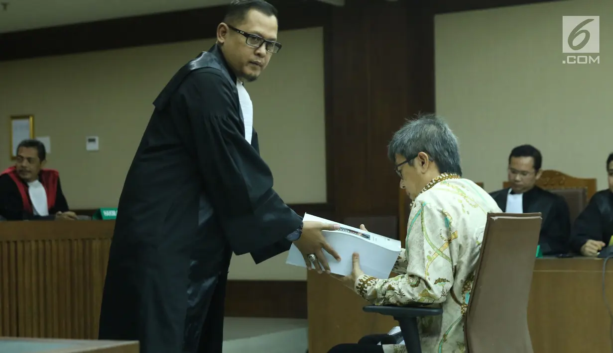 Terdakwa kasus dugaan korupsi pengadaan E-KTP, Anang Sugiana Sudihardjo (duduk) menerima surat tuntutan dari JPU KPK saat sidang di Pengadlian Tipikor, Jakarta, Kamis (28/6). Anang dituntut hukuman tujuh tahun penjara. (Liputan6.com/Helmi Fithriansyah)