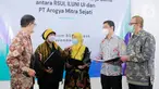CEO Arogya.ai Victor Fungkong, Sekretaris Universitas Indonesia Agustin Kusumayati, Dirut Rumah Sakit UI Astuti Giantini, Ketua Umum ILUNI UI Andre Rahadian dan Direktur DPKLHA UI Ahmad Syafiq berbincang di sela-sela penandatanganan kerja sama di Jakarta, Jumat (6/11/2021) (Liputan6.com/HO/ILUNI UI)