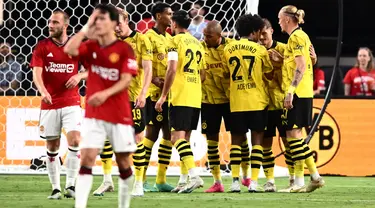 Penyerang Dortmund, Donyell Malen (tengah) merayakan dengan rekan setimnya setelah mencetak gol ke gawang Manchester United pada pertandingan persahabatan pramusim di Stadion Allegiant di Las Vegas, Nevada, pada 30 Juli 2023. (AFP/Patrick T. Fallon)