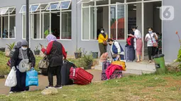 Warga negara Indonesia (WNI) usai menjalani isolasi di RSDC Wisma Atlet Pademangan, Jakarta, Selasa (15/6/2021). Pemerintah mewajibkan WNI yang baru tiba di Indonesia untuk melakukan isolasi selama lima hari guna menghindari penularan COVID-19. (Liputan6.com/Faizal Fanani)