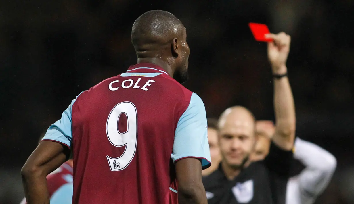 Puncak performanya datang ketika dirinya berseragam West Ham United. Bersama The Hammer, Cole berhasil mengemas 256 penampilan di semua kompetisi dan sukses melesakkan 55 gol. (AP Photo / Sang Tan)