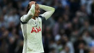 Gelandang Tottenham Hotspur asal Belanda #07, Xavi Simons, bereaksi saat peluit akhir pertandingan Liga Inggris antara Tottenham Hotspur dan Brighton and Hove Albion di Stadion Tottenham Hotspur di London, 18 April 2026. Pertandingan berakhir 2-2. (Ben STANSALL/AFP)