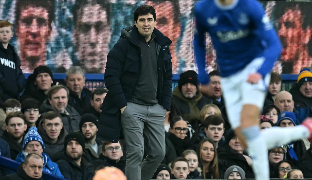 Pelatih Everton, Andoni Iraola memberikan instruksi dalam laga lanjutan Piala FA 2024/2025 melawan Bournemouth di Goodison Park, Liverpool, Inggris, Minggu (09/02/2025) WIB. (AFP/Paul Ellis)