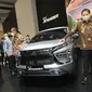 Menko Perekonomian RI Airlangga Hartarto dan a Director of Sales & Marketing Division PT Mitsubishi Motors Krama Yudha Sales Indonesia Irwan Kuncoro berbincang pada peluncuran New Xpander pada pameran GIIAS 2021 di ICE BSD, Serpong Tangerang, Kamis (11/11/2021). (Liputan6.com/HO/Mitsubishi)