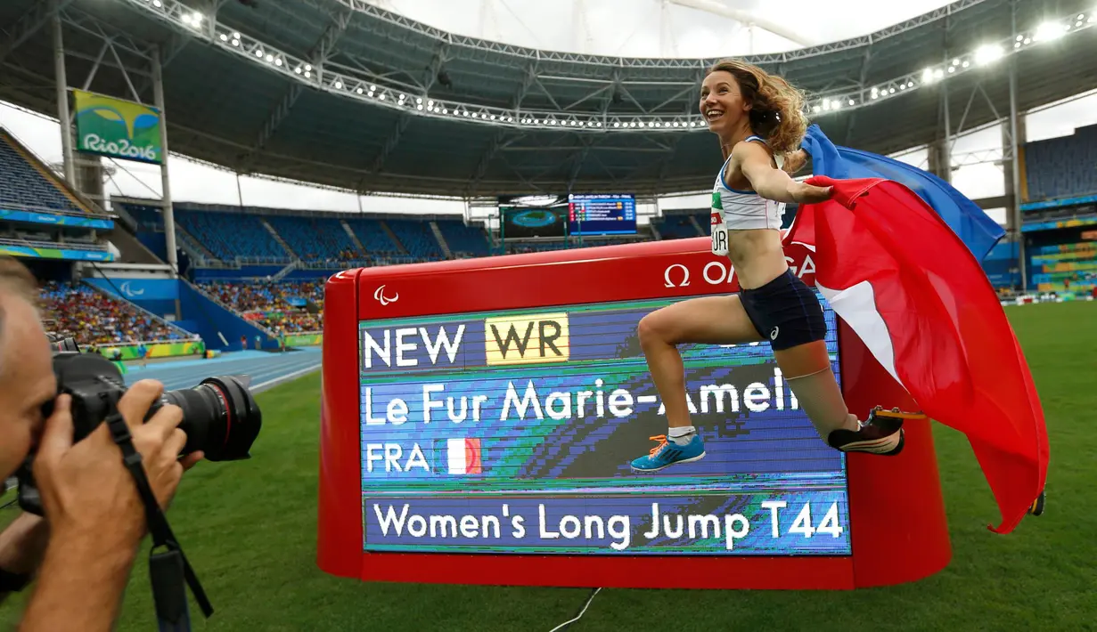Atlet lompat jauh asal Perancis, Marie-Amelie le merayakan kemenangannya di kejuaraan Paralimpiade Rio 2016, Brasil (09/09). Marie berhasil membuat rekor dalam kejuaraan tersebut. (REUTERS / Jason Cairnduff)