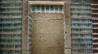 Prasasti menghiasi dinding pemakaman selatan Raja Djoser, setelah dipugar, di dekat Step Pyramid yang terkenal, di Saqqara, selatan Kairo, Mesir, Selasa, 14 September 2021. (AP Photo/Nariman El-Mofty)