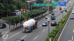 Sejumlah kendaraan melintas di tol dalam Kota kawasan Senayan, Jakarta, Minggu (25/6). Angkutan barang di atas 2 sumbu seperti truk tronton dan trailer per 1 juli dilarang melintasi jalur tol selama 10 hari. (Liputan6.com/Helmi Affandi)