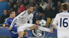 Gelandang Dynamo Kiev, Andriy Yarmolenko (tengah) berduel dengan bek kiri Chelsea, Cesar Azpilicueta, pada laga Grup G Liga Champions 2015-2016, di Olimpiyskiy Stadiium (20/10/2016). Yarmolenko menjadi andalan Kiev saat bertemu Manchester City. EPA/Sergey