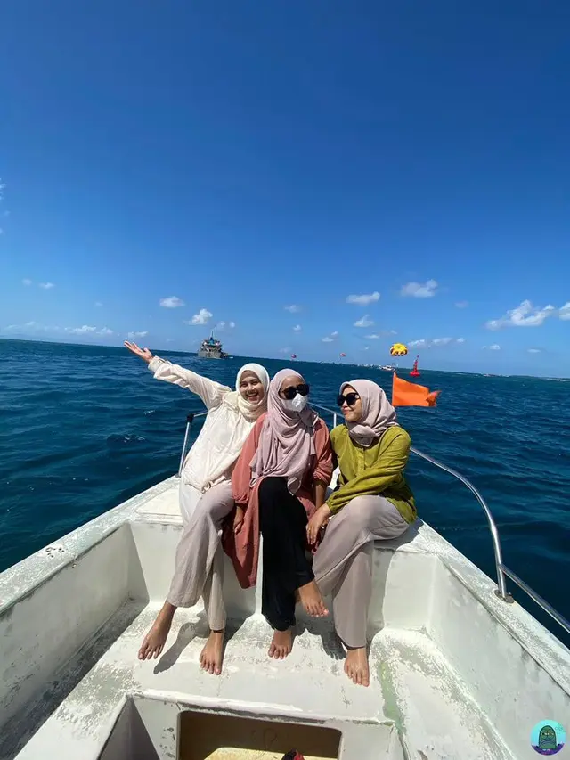 Wanita Ini Minta Foto Kedua Temannya Dihapus, 7 Hasil Editannya Bikin Tepuk Jidat