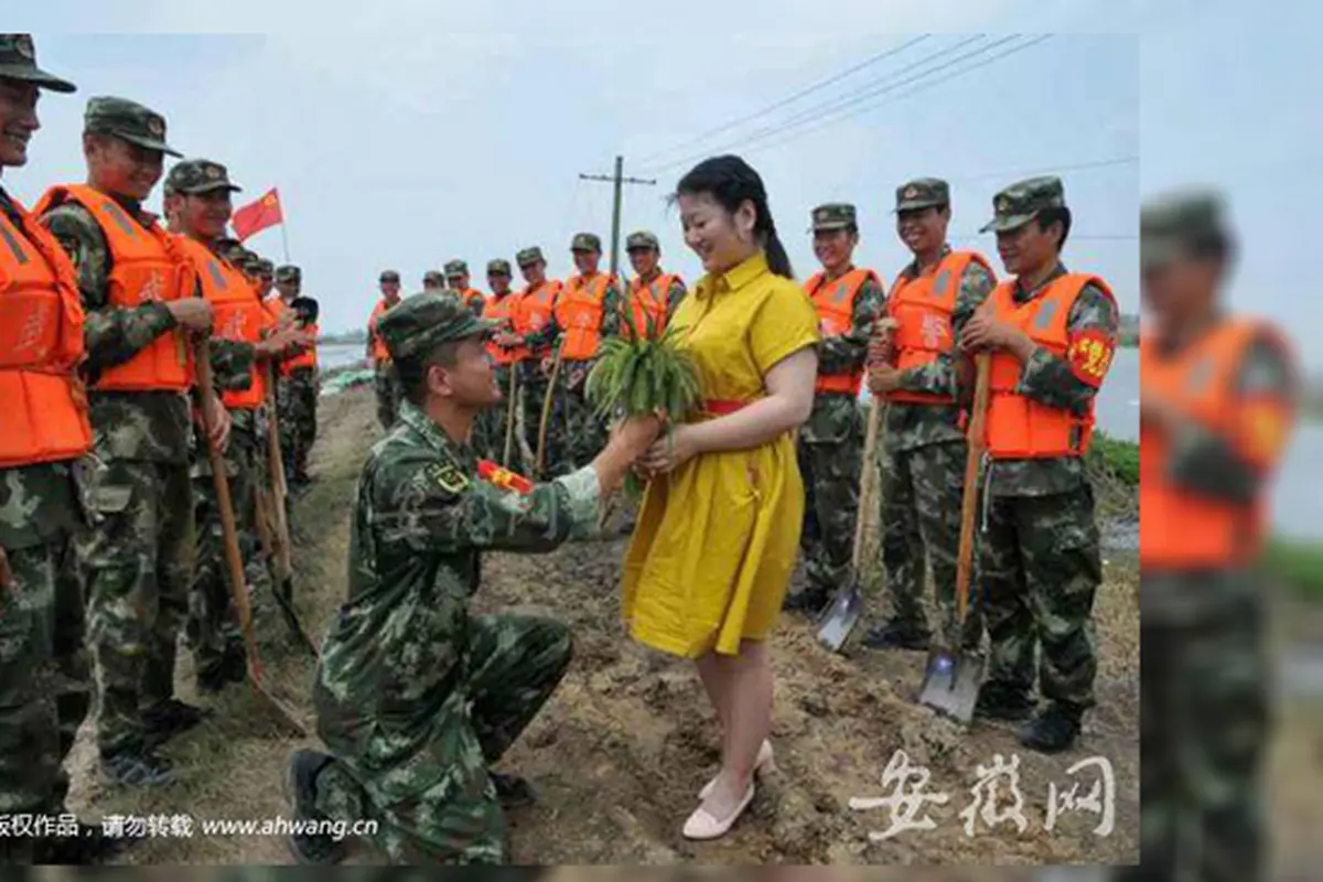 Banjir Bandang, Polisi Ini Nekat Langsungkan Pernikahan