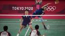 Pebulu tangkis Taiwan Lee Yang / Wang Chi-Lin saat melawan pebulu tangkis Indonesia Mohammad Ahsan / Hendra Setiawan pada pertandingan semifinal bulu tangkis ganda putra Olimpiade Tokyo 2020 di Tokyo, Jepang, Jumat (30/7/2021). Hendra / Ahsan kalah. (AP Photo/Dita Alangkara)