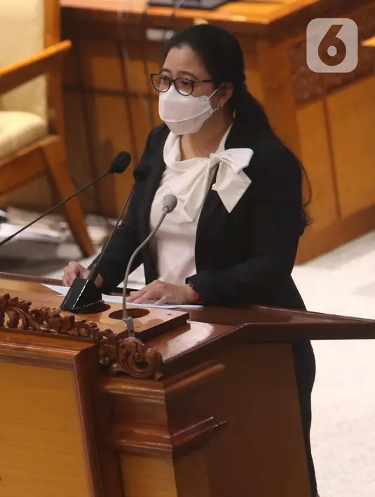 Ketua DPR Puan Maharani berpidato pada Rapat Paripurna Pembukaan Masa Persidangan IV Tahun Sidang 2020-2021 di Kompleks Parlemen, Senayan, Jakarta, Senin (8/3/2021). Rapat Paripurna tersebut diikuti oleh 86 anggota DPR yang hadir secara fisik dan 260 orang secara virtual. (Liputan6.com/Angga Yuniar)