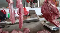 Daging babi di Pasar Tomang Barat. Dok: Tommy Kurnia/Liputan6.com