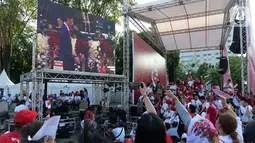 Relawan Joko Widodo-Ma'ruf Amin nonton bareng pelantikan Presiden dan Wakil Presiden di Taman Aspirasi, Jakarta, Minggu (20/10/2019). Jokowi dan Ma'ruf Amin resmi dilantik sebagai Presiden dan Wakil Presiden RI periode 2019-2024. (Liputan6.com/Herman Zakharia)