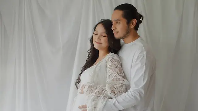 Siap Sambut Anak Pertama, Ini 6 Potret Maternity Shoot Ana Riana Serba Putih