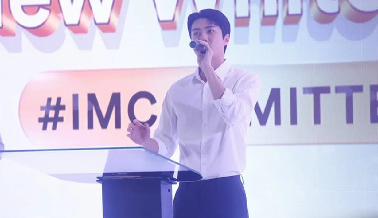 Sehun sendiri tampil elegan dalam busana minimalis. Ia mengenakan kemeja putih dan celana hitam. [KapanLagi.com/Bayu Herdianto]