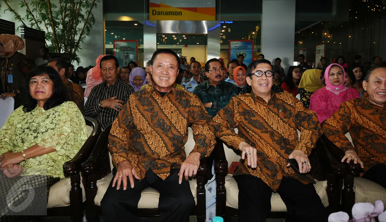 Mantan Menteri Hukum dan HAM, Amir Syamsudin (kedua kiri) hadir pada pembukaan Napi Craft 2015 di Jakarta, Senin (12/21/2015). Napi Craft 2015 merupakan pameran hasil kreativitas warga binaan lembaga pemasyarakatan. (Liputan6.com/Helmi Fithriansyah)