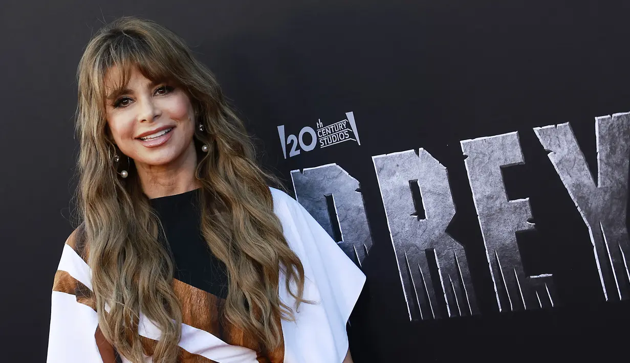 Paula Abdul menghadiri pemutaran perdana film Prey di Regency Village Theatre, Los Angeles, California, Amerika Serikat, 2 Agustus 2022. Untuk riasan wajah, Paula Abdul memakai bulu mata besar dan lipstik merah muda. (Michael Tran/AFP)
