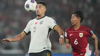 Jiang Guangtai dari China, kiri, berebut bola melawan Beckham Putra Nugraha dari Indonesia pada pertandingan kualifikasi grup C Asia Piala Dunia 2026 antara Indonesia dan&nbsp;China di Stadion Utama Gelora Bung Karno di Jakarta, Indonesia, Kamis, 5 Juni 2025. (AP Photo/Tatan Syuflana)