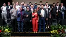 <p>Ketua umum PSSI, Erick Thohir (tengah) berfoto bersama dengan Irjen Pol Verdianto Iskandar Bitticaca (kiri), ketua LIB, Ferry Paulus (kedua kiri), Direktur Programming Surya Citra Media (SCM), Harsiwi Achmad (kedua kanan), dan Ketua Steering Committee (SC) Piala Presiden 2024, Maruarar Sirait setelah konferensi pers yang berlangsung di SCTV Tower, Senayan, Jakarta, Senin (15/07/2024). (Bola.com/Bagaskara Lazuardi)</p>