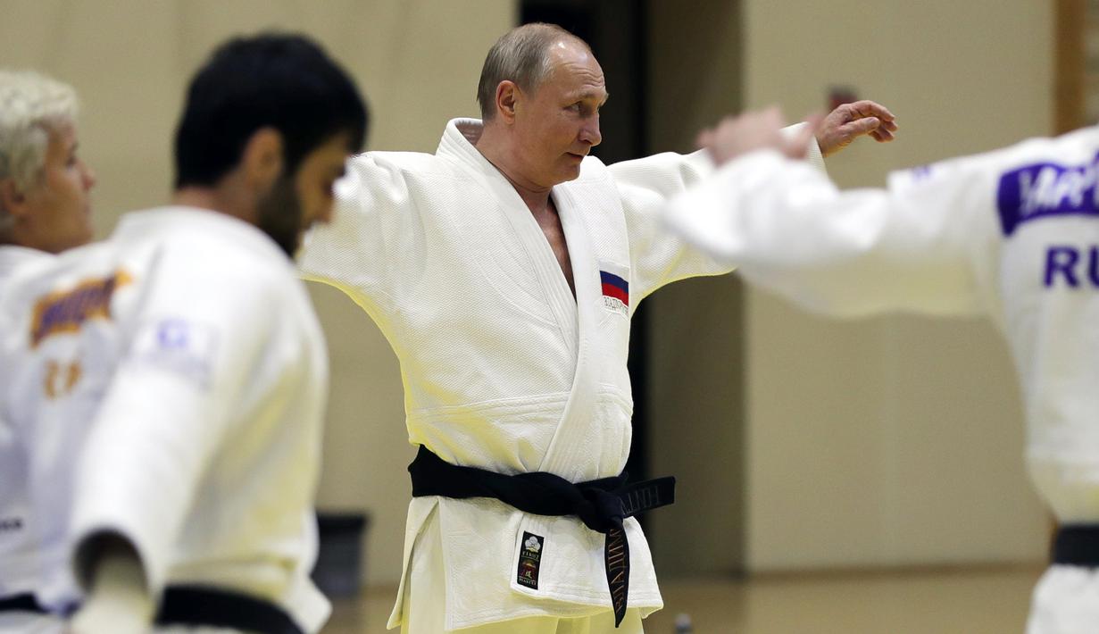 Presiden Vladimir Putin melakukan pemanasan sebelum mengikuti sesi latihan judo bersama atlet nasional Rusia di Sochi, Kamis (14/2). Judo merupakan salah satu olahraga kegemaran Putin yang telah digeluti sejak masa muda. (Mikhail KLIMENTYEV/SPUTNIK/AFP)