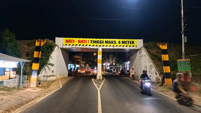 Nekat Terobos Pembatas, Truk Muatan Barang Hantam Portla Viaduk Hingga Ringsek