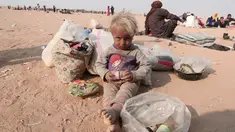 Seorang anak pengungsi Irak beristirahat usai melarikan diri dari kekerasan di Mosul yang dikuasai oleh ISIS di perbatasan Irak, Hasaka Governorate (23/10). Selain Irak pengungsi dari Suriah juga berkumpul dari dekat perbatasan Irak. (REUTERS/Rodi Said)