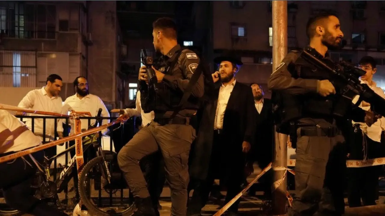 Polisi mengamankan lokasi kejadian di mana seorang pria melancarkan tembakan kepada warga sekitar di Bnei Brak, Israel, pada 29 Maret 2022. (Foto: AP/Oded Balilty)